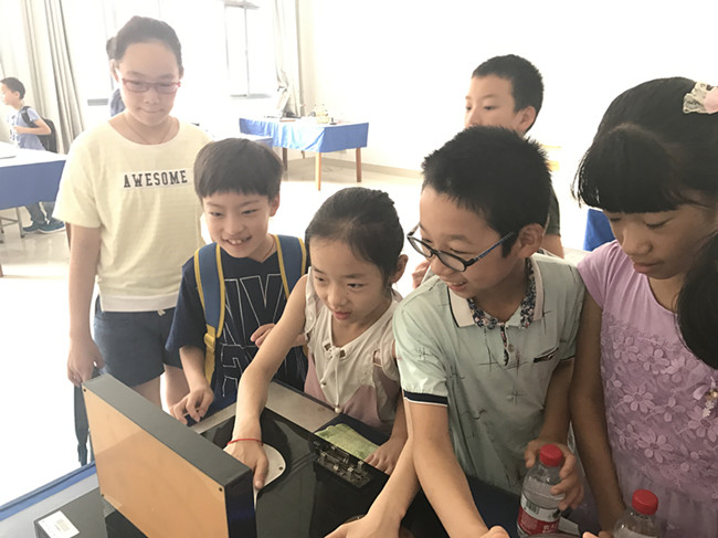 新龙湖社区组织参加“我是小小科学家”体验之旅